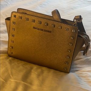Miichael Kors Stud bag pale gold
